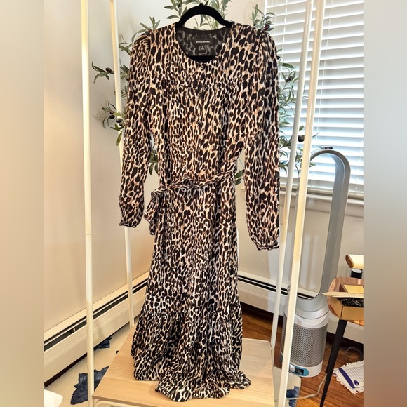 Banana Republic Leopard Print Midi Dress
Size 6 - Picture 4 of 12